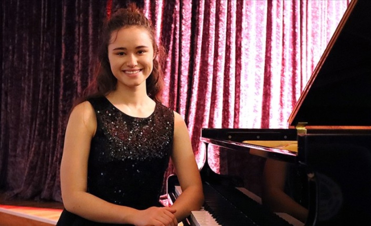 İzmirli Nehir Özzengin uluslararası yarışmada birinci oldu