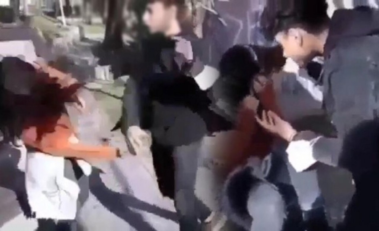 İzmit'te,  18 yaşından küçük sevgilisini döverken video çeken şahıs gözaltına alındı