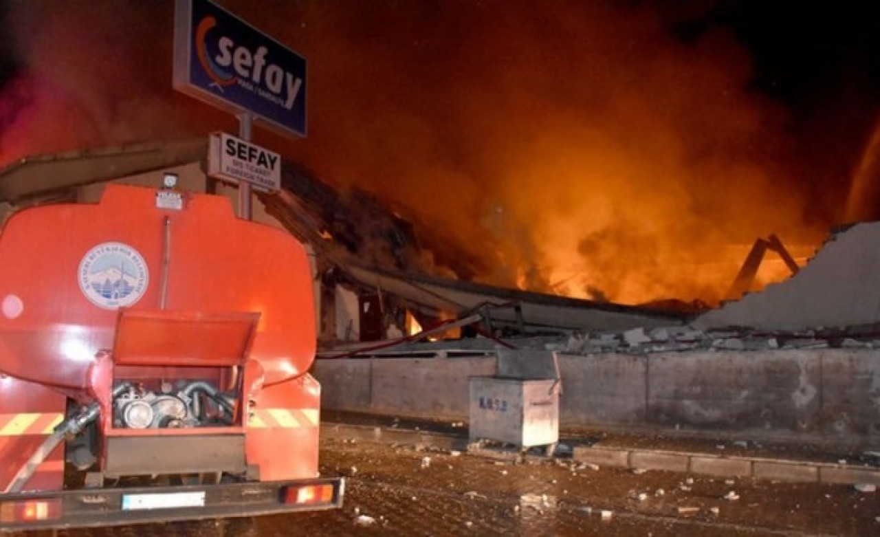 Kayseri'de fabrika yangını: Bazı bölümleri çöktü
