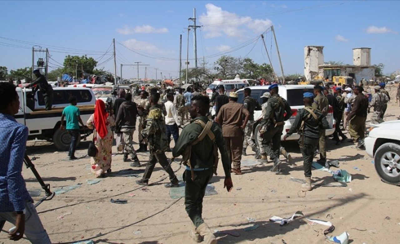 Mogadişu'da büyük patlama ve silahlı çatışma