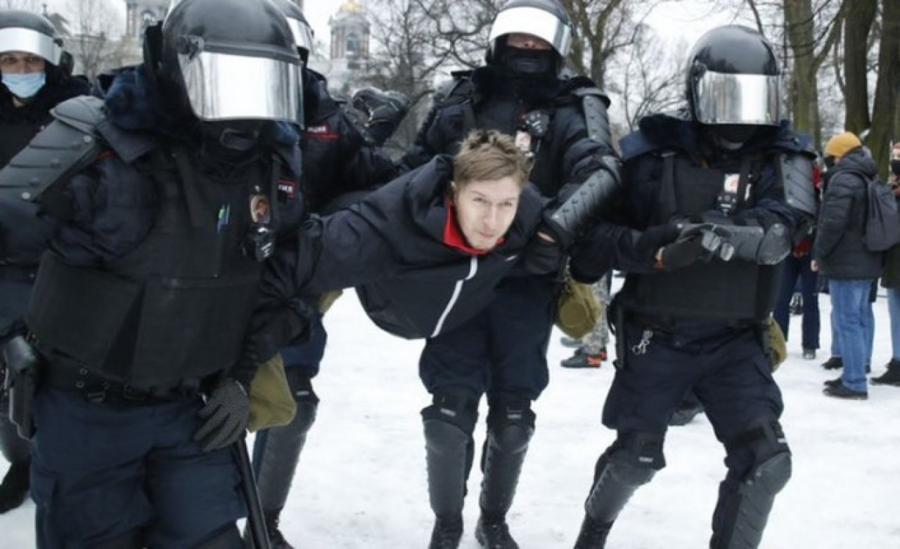 Rusya karıştı: Moskova'da on binlerce kişi sokağa çıkıp Putin'i protesto etti