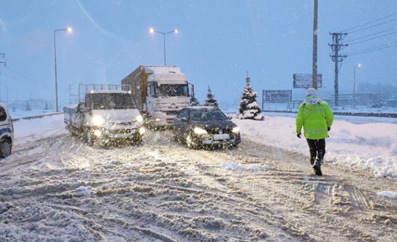 Kar yolları kesti: TEM Otoyolu İstanbul istikameti ulaşıma kapandı