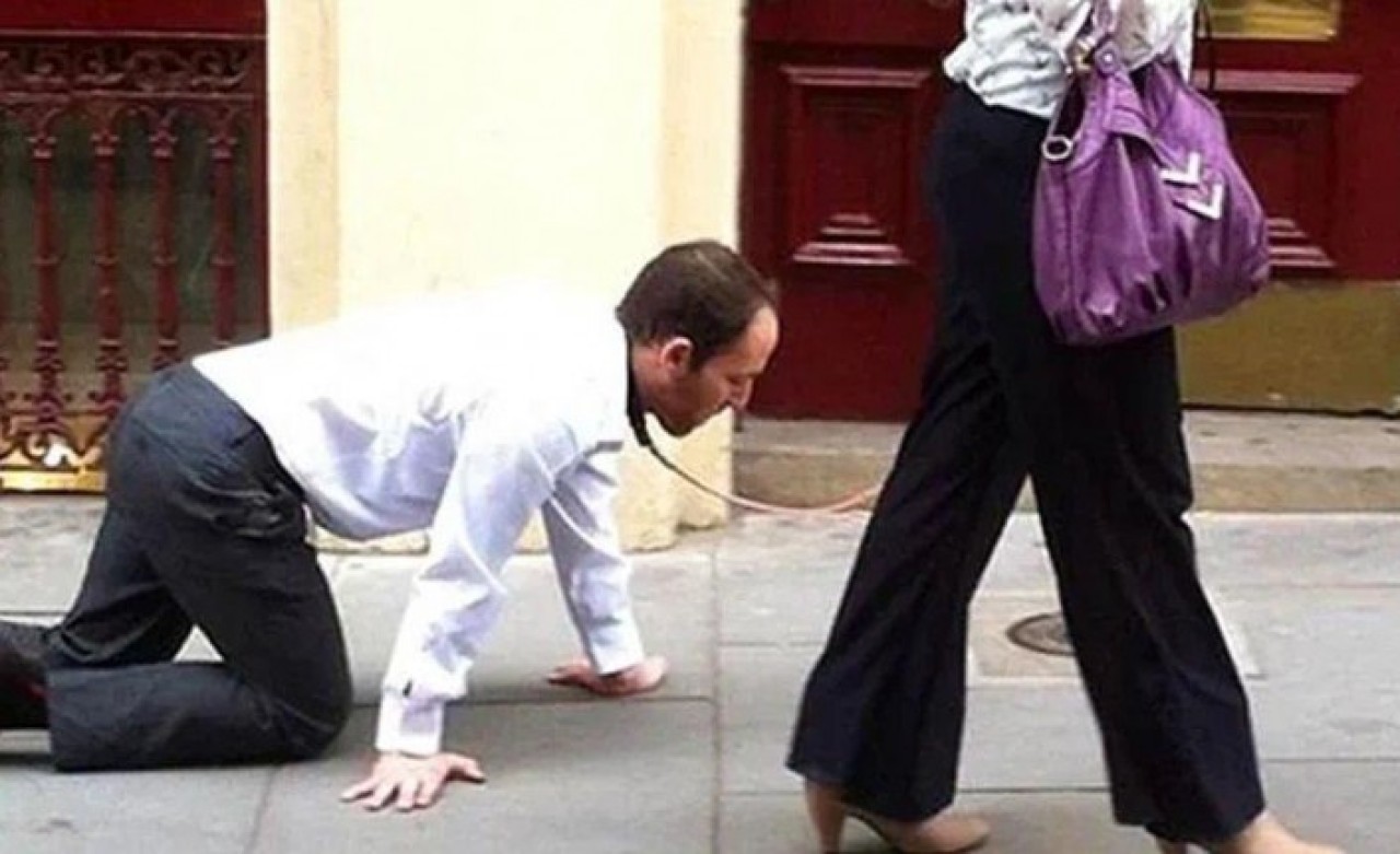 Yasağı delmek için kocasını tasmayla gezdiren kadın cezadan kurtulamadı