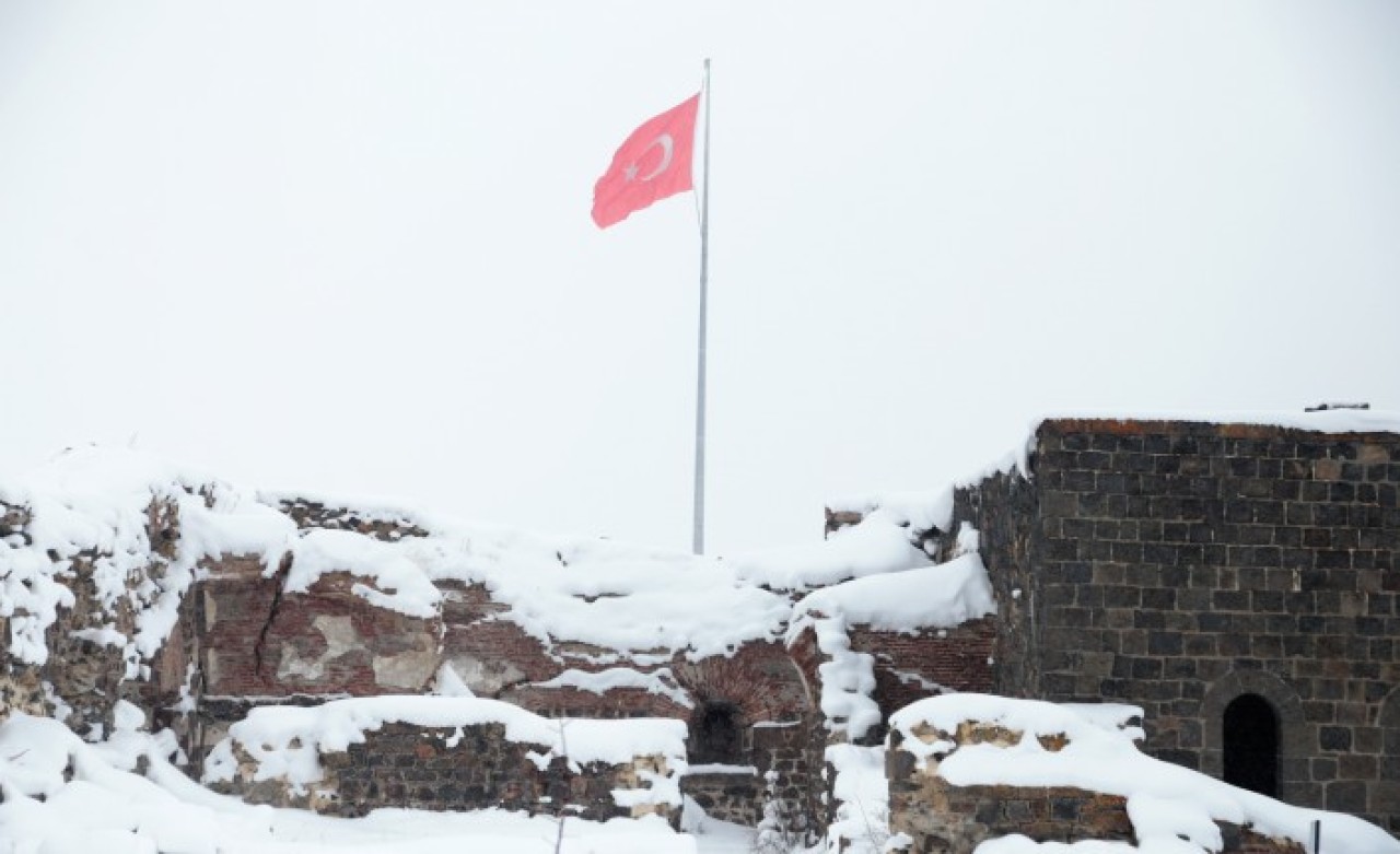 "93 Harbi'nin tanığı" Aziziye Tabyaları beyaza büründü