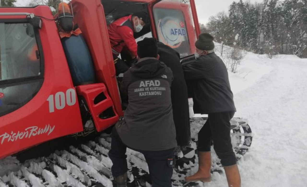 AFAD ve UMKE hastalar için karlı yolları aştı