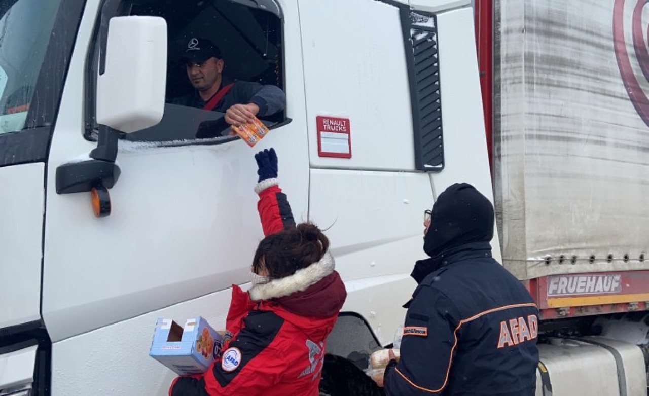 AFAD,  yolda kalan tır sürücülerine kumanya dağıttı