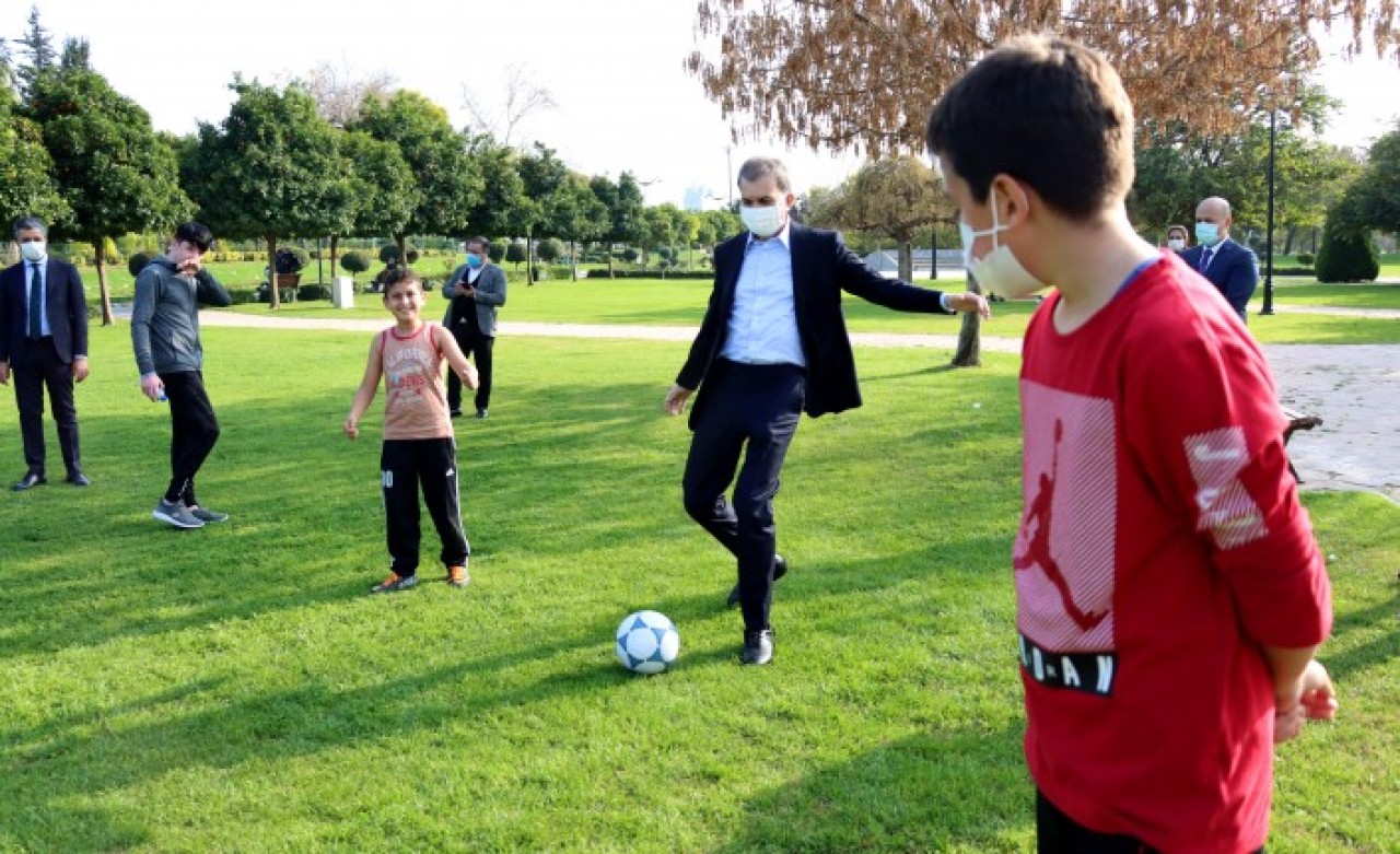 AK Parti Sözcüsü Ömer Çelik,  Adana'da çocuklarla futbol oynadı