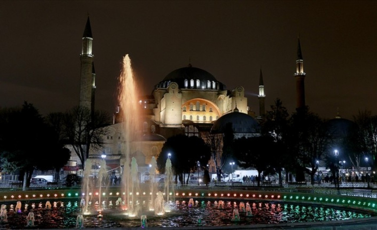 Ayasofya-i Kebir Cami-i Şerifi'nde ilk kandil