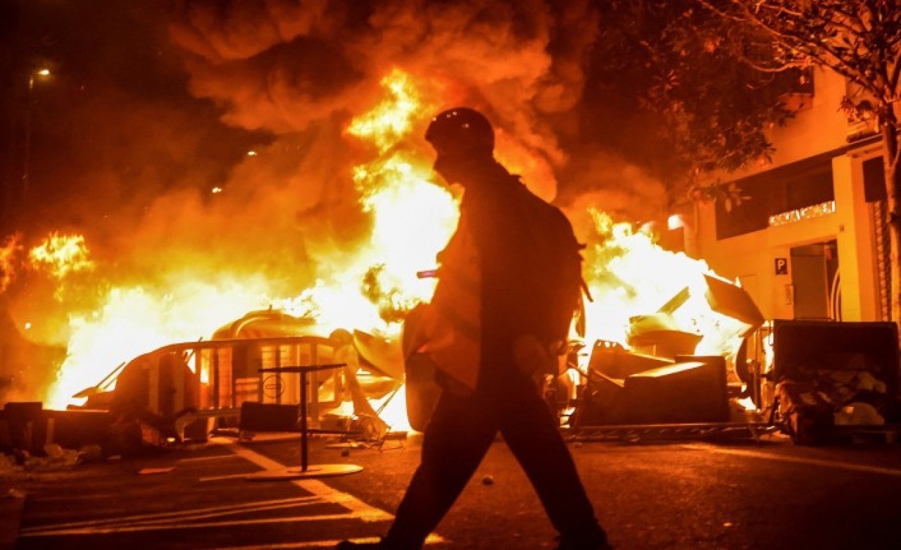 Barcelona'da büyük olaylar: Dükkanlar yağmalandı,  çatışmalar çıktı