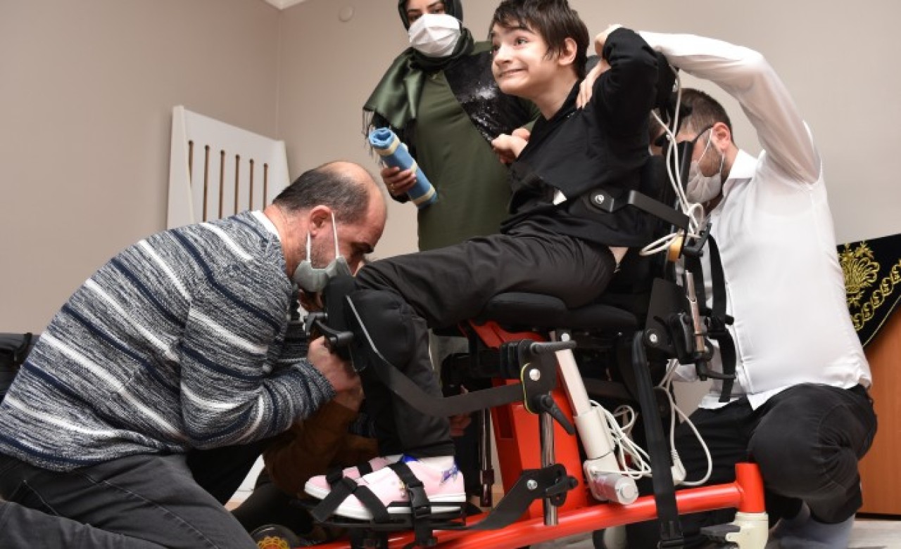 Bedensel engelli Elif,  dik duruş liftiyle 13 yıl sonra ayaklandı