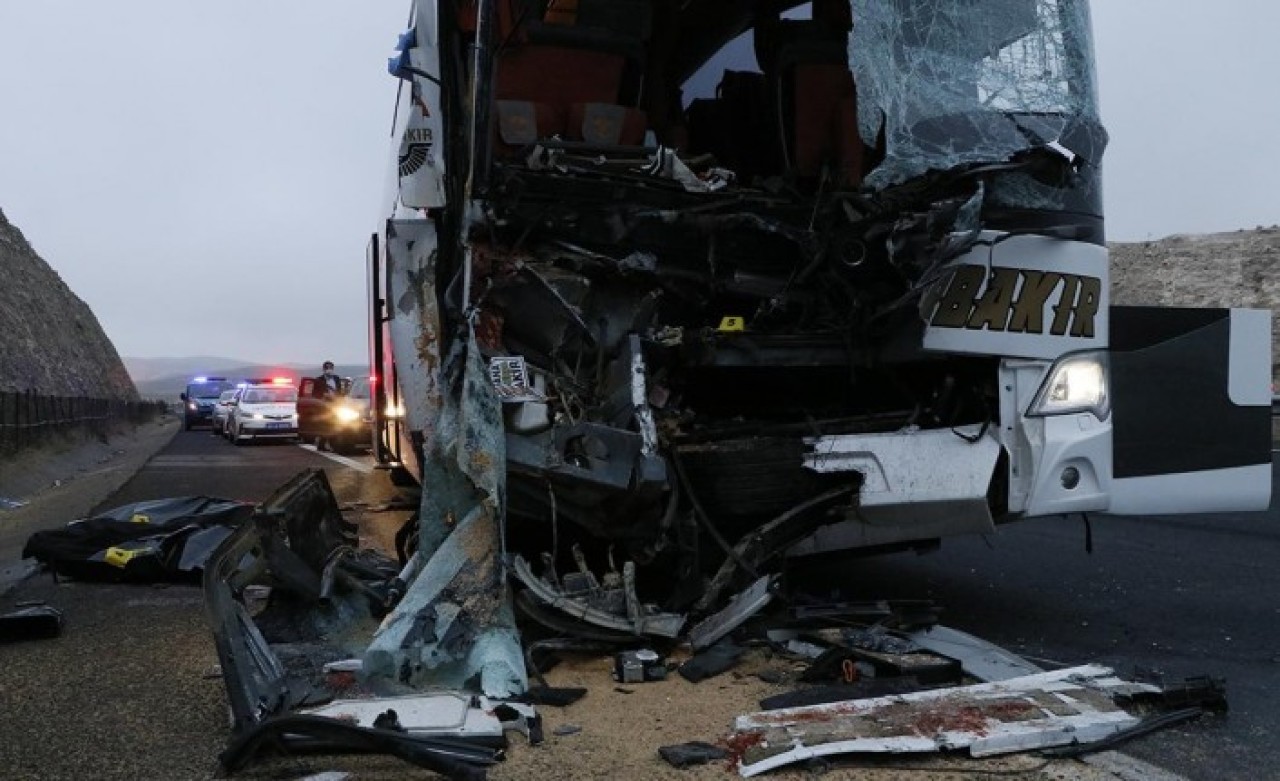 Birecik ve Aksaray'da otobüs kazaları: 3 ölü,  52 yaralı