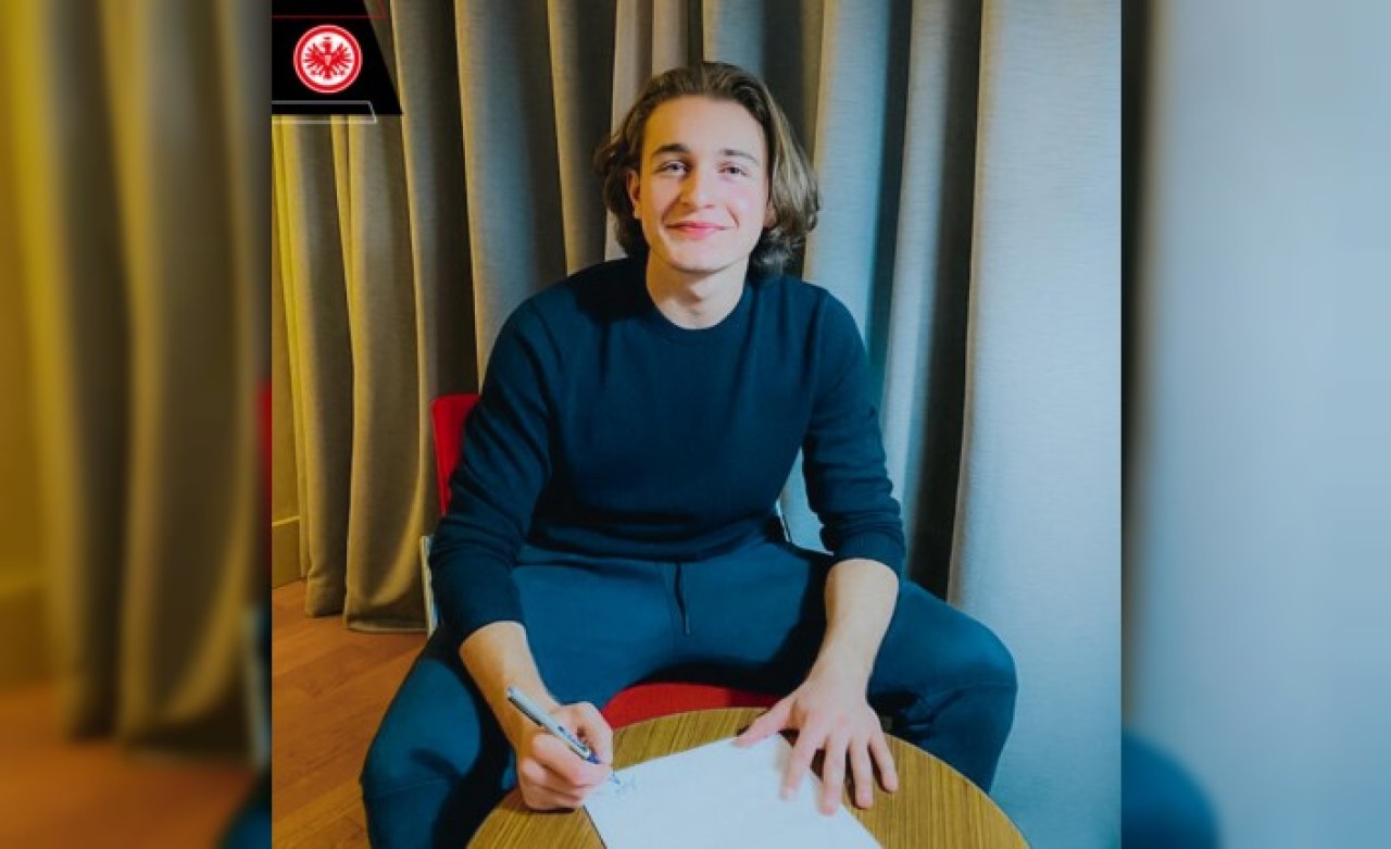 Bursasporlu 18'lik Ali Akman E.Frankfurt'a transfer oldu