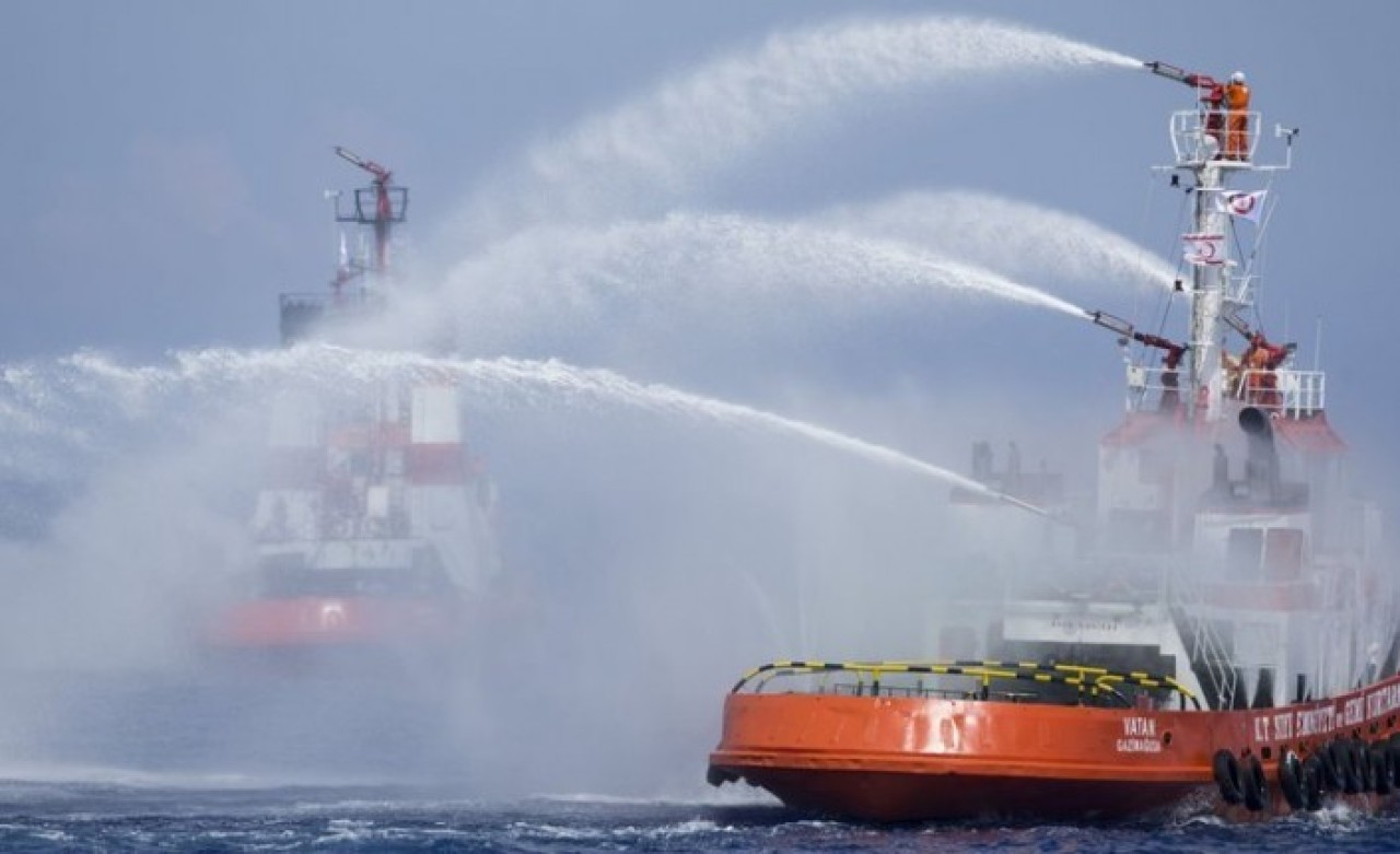 Çanakkale açıklarında Ro-Ro gemisinde çıkan yangının söndürülmesine çalışılıyor