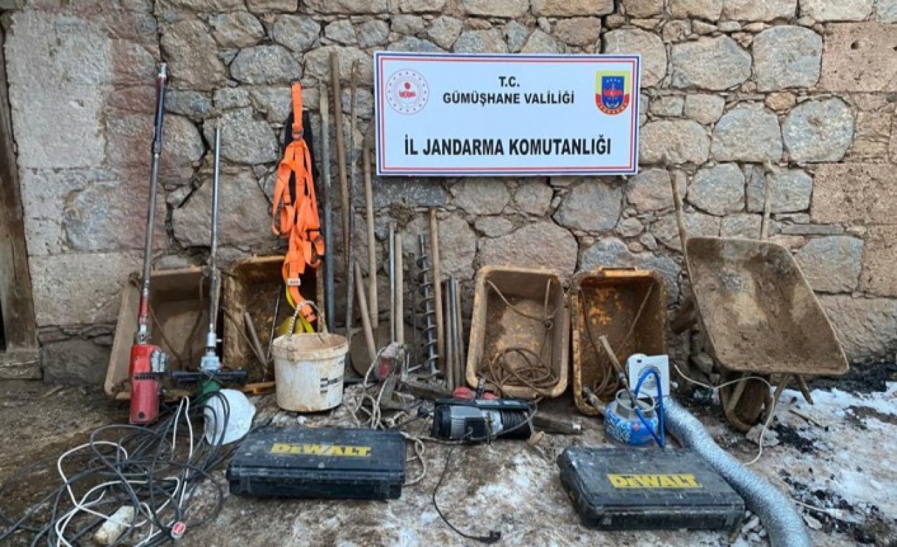 Defineciler suçüstü yakalandı