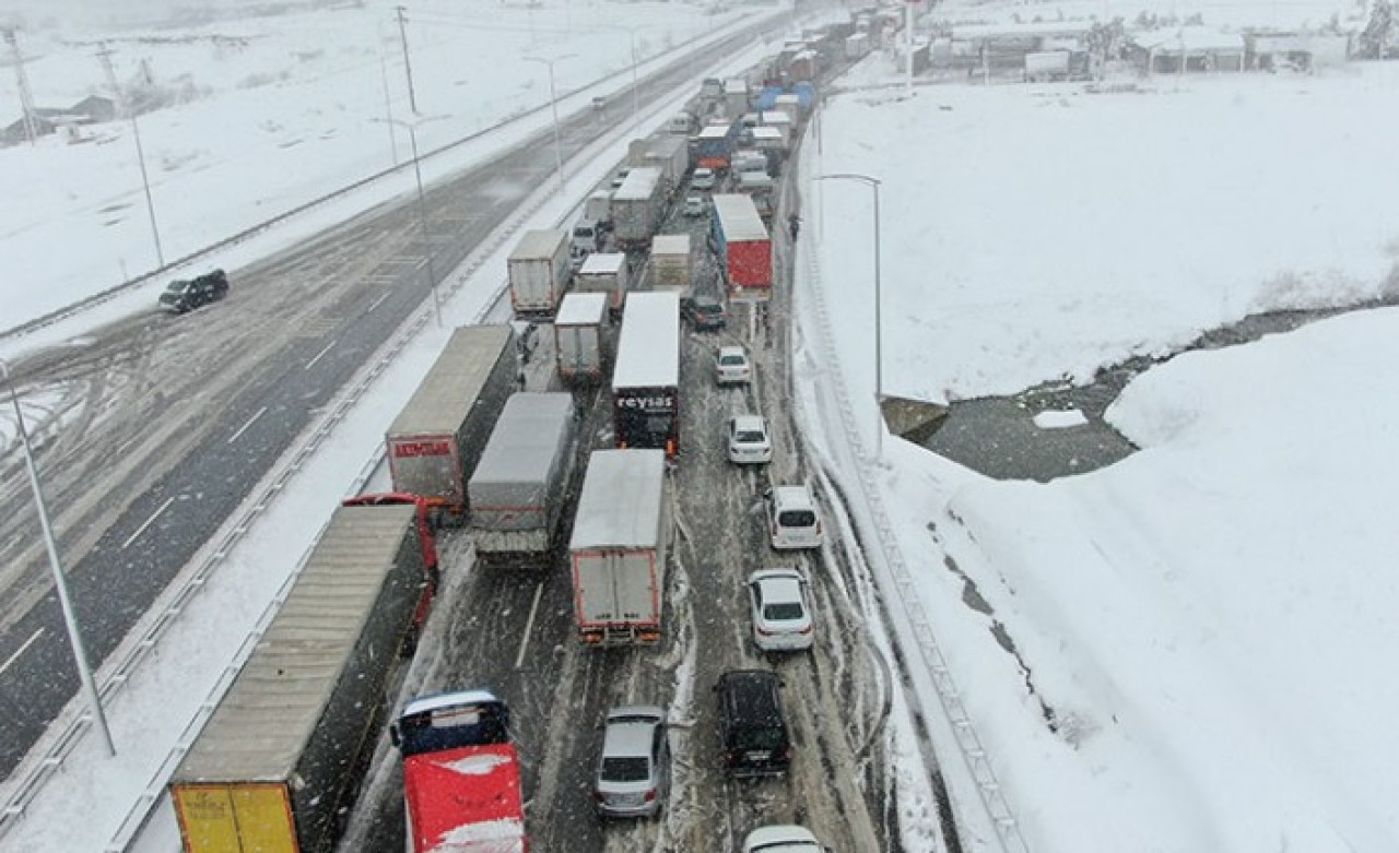 Dikkat,  bu habere bakmadan yola çıkmayın: Kar yolları kapadı,  kamyonlar,  otobüsler,  otomobiller yollarda kaldı