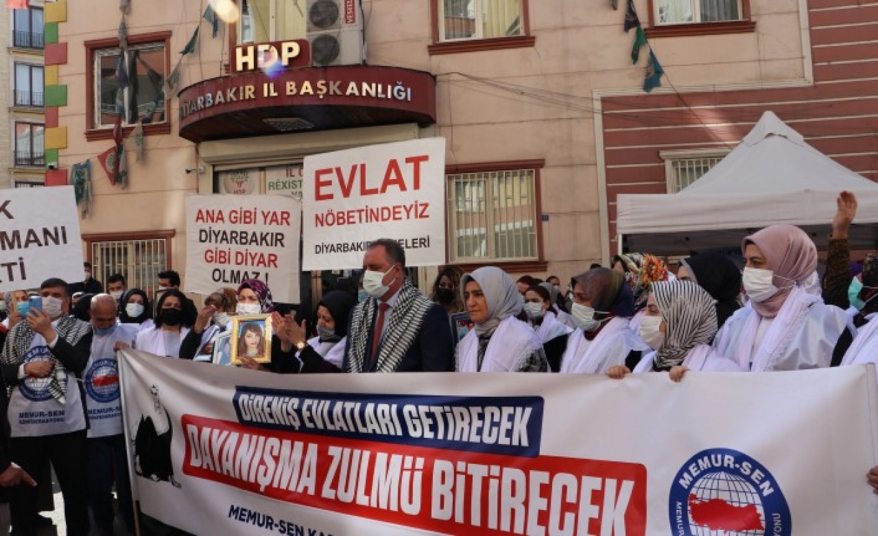 Diyarbakır annelerine Memur-Sen'den destek ziyareti