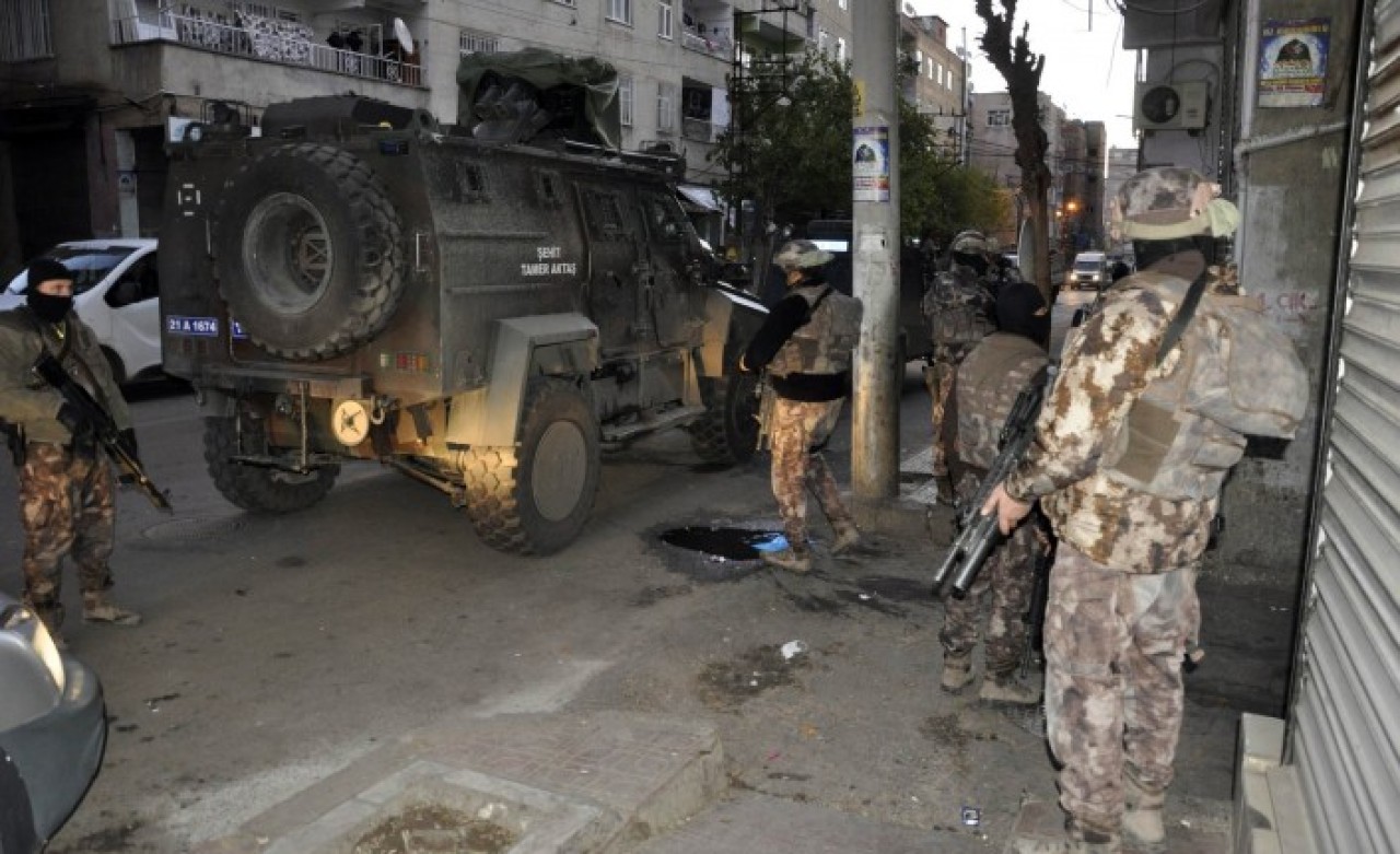 Diyarbakır'da dev operasyon: Çok sayıda HDP'li ve BDP'li gözaltına alındı,  aralarında Zeki Dağ da var