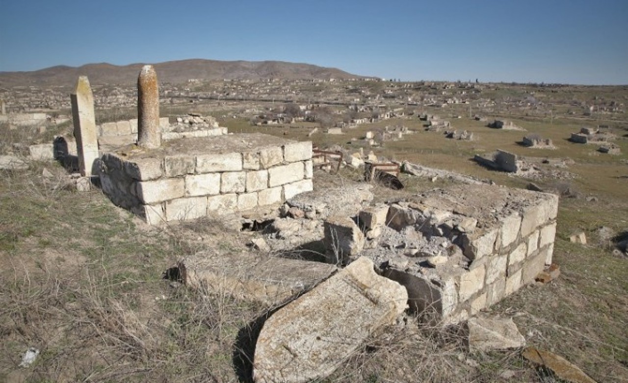 Ermeni vahşetinin tanığı yıkılan mezarlıklar