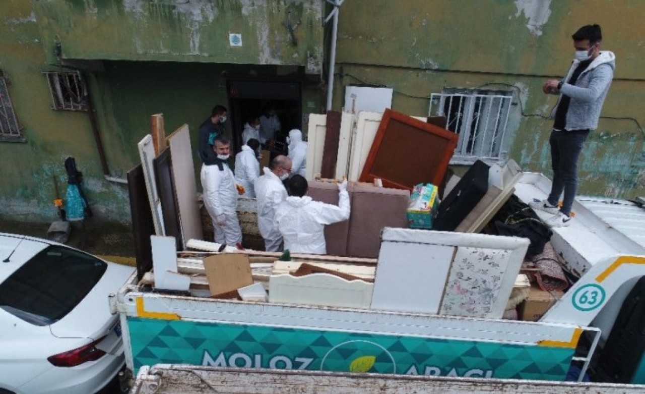 Evden gelen kötü kokular üzerine harekete geçildi: Mide bulandıran görüntüler!