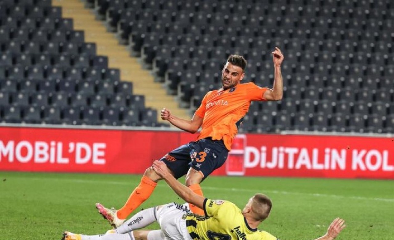 Fenerbahçe'ye Ziraat Türkiye Kupası'nda kırmızı kart: Başakşehir vurdu!