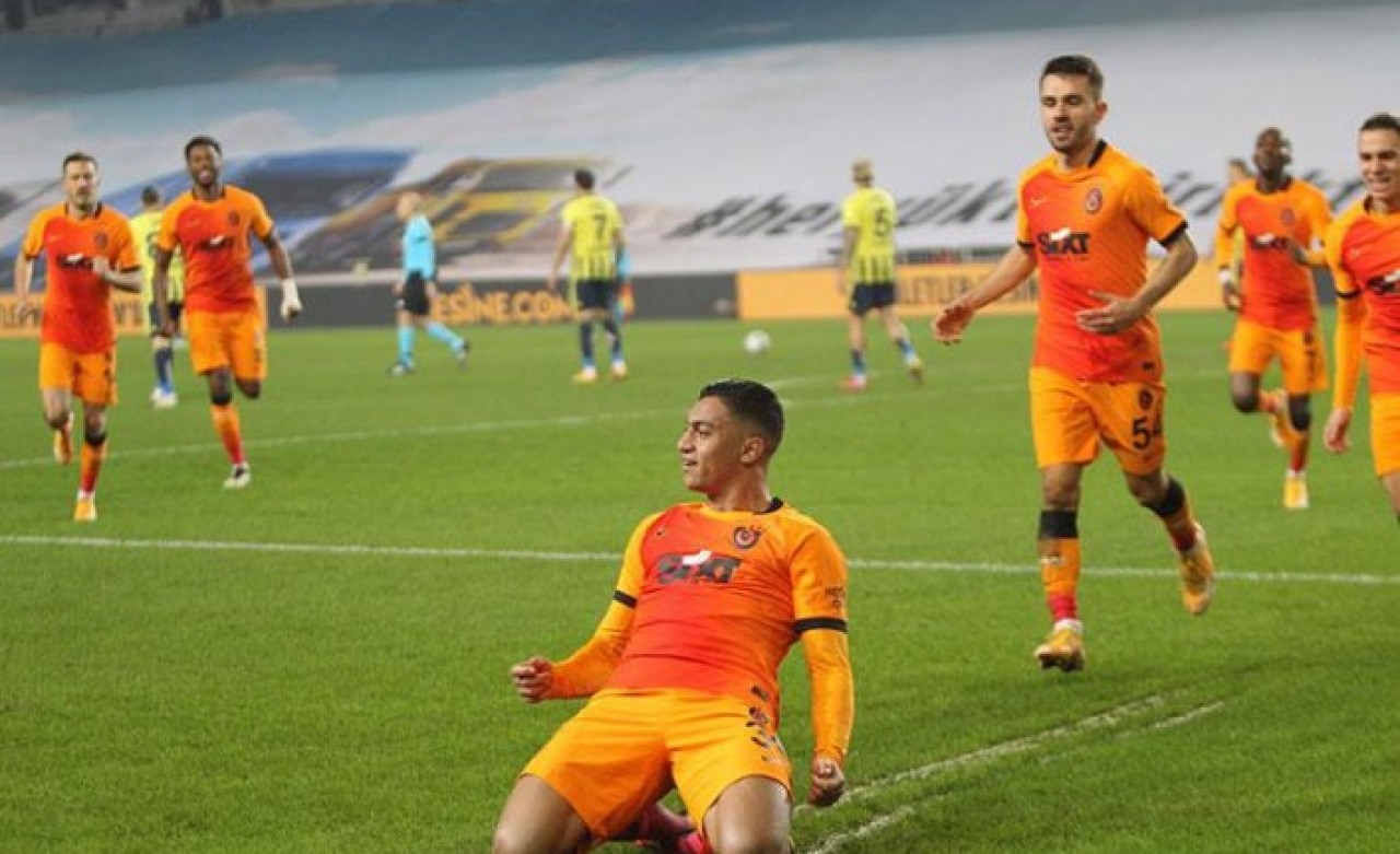 Galatasaray,  Fenerbahçe'yi yıktı,  ligin zirvesine çıktı: Kadıköy'de Mısır Aslanı!