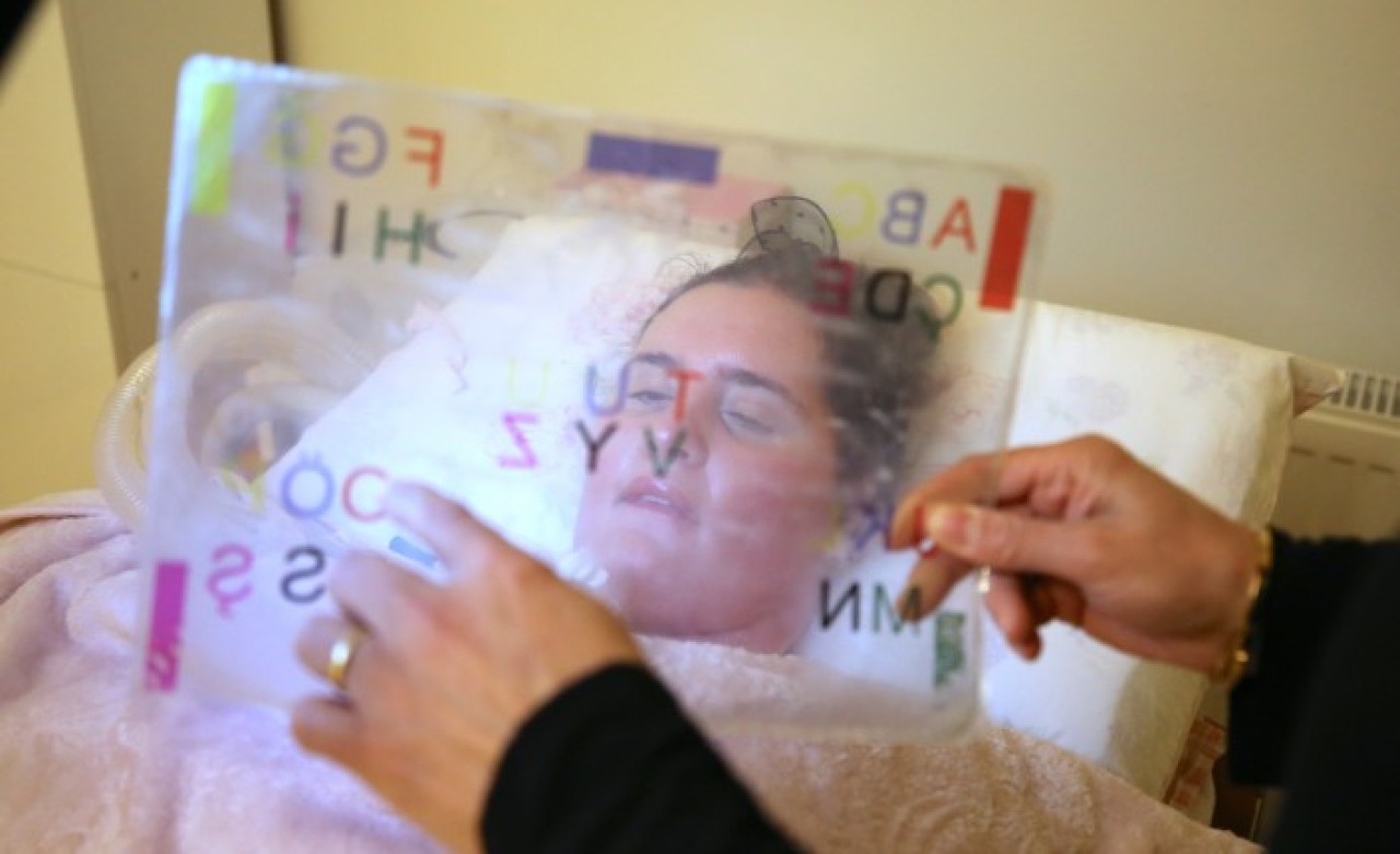 Gözleriyle yazdığı kitapla kimsesiz çocuklara destek,  Afrika'ya can suyu olacak