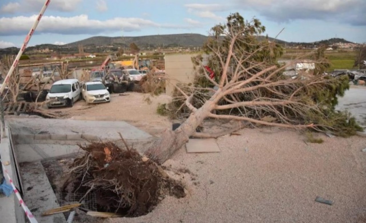 İzmir'i vuran hortum sonrası önemli uyarı! Devam edecek