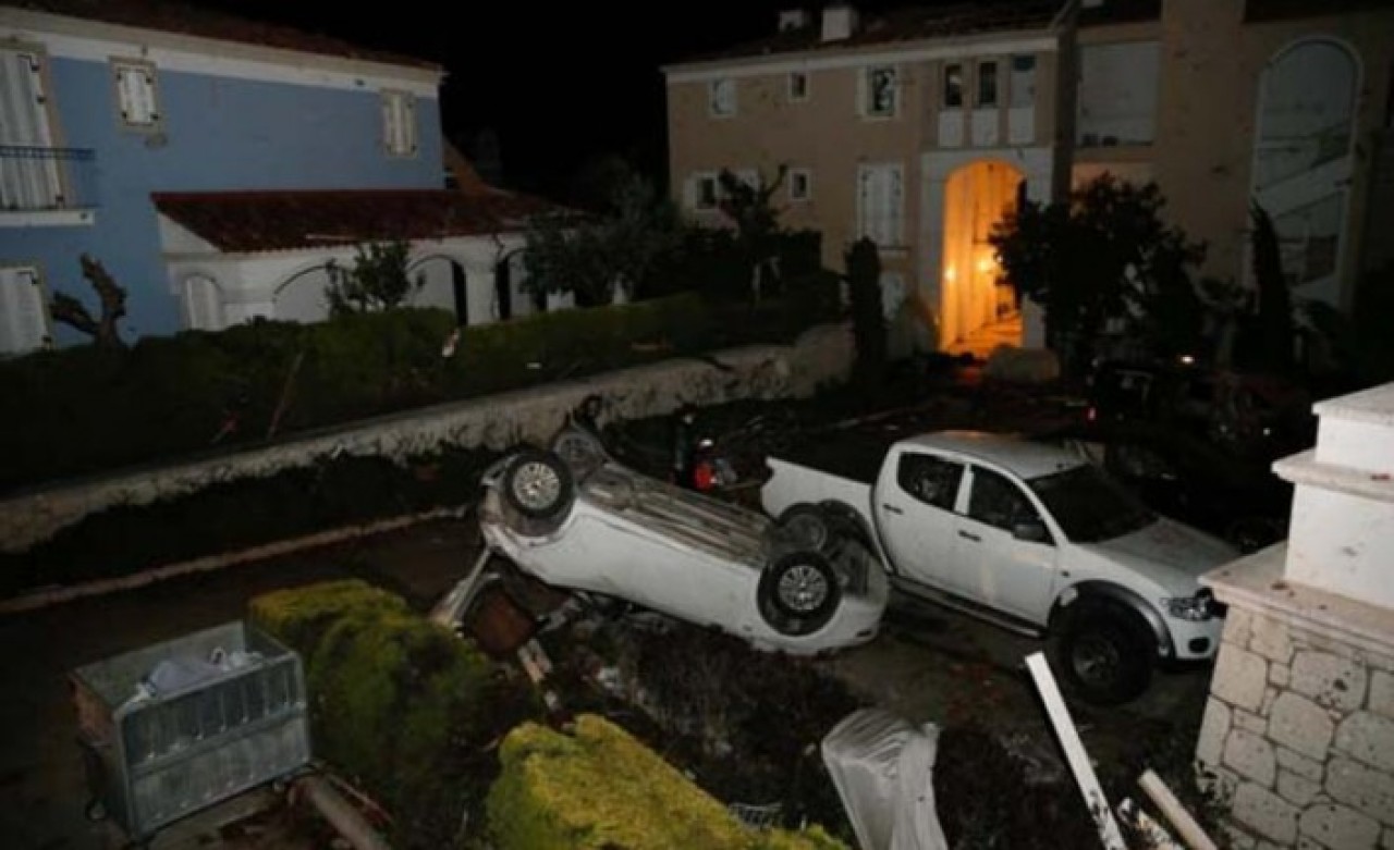 İzmir'de hortum felaketi: Çeşme'de yaralılar var
