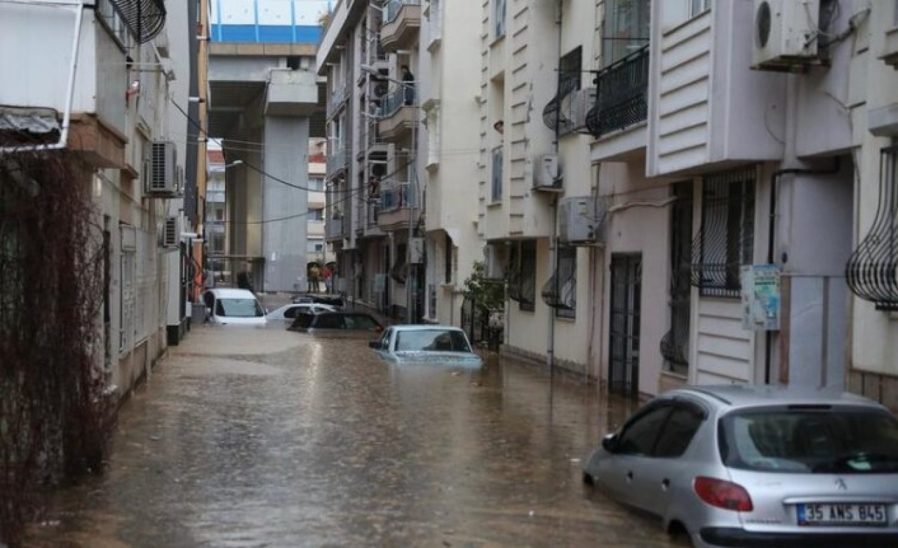 İzmir'i sel aldı,  2 kişi öldü! Belediye Başkanı Soyer: Mecbur olmadıkça çıkmayın!