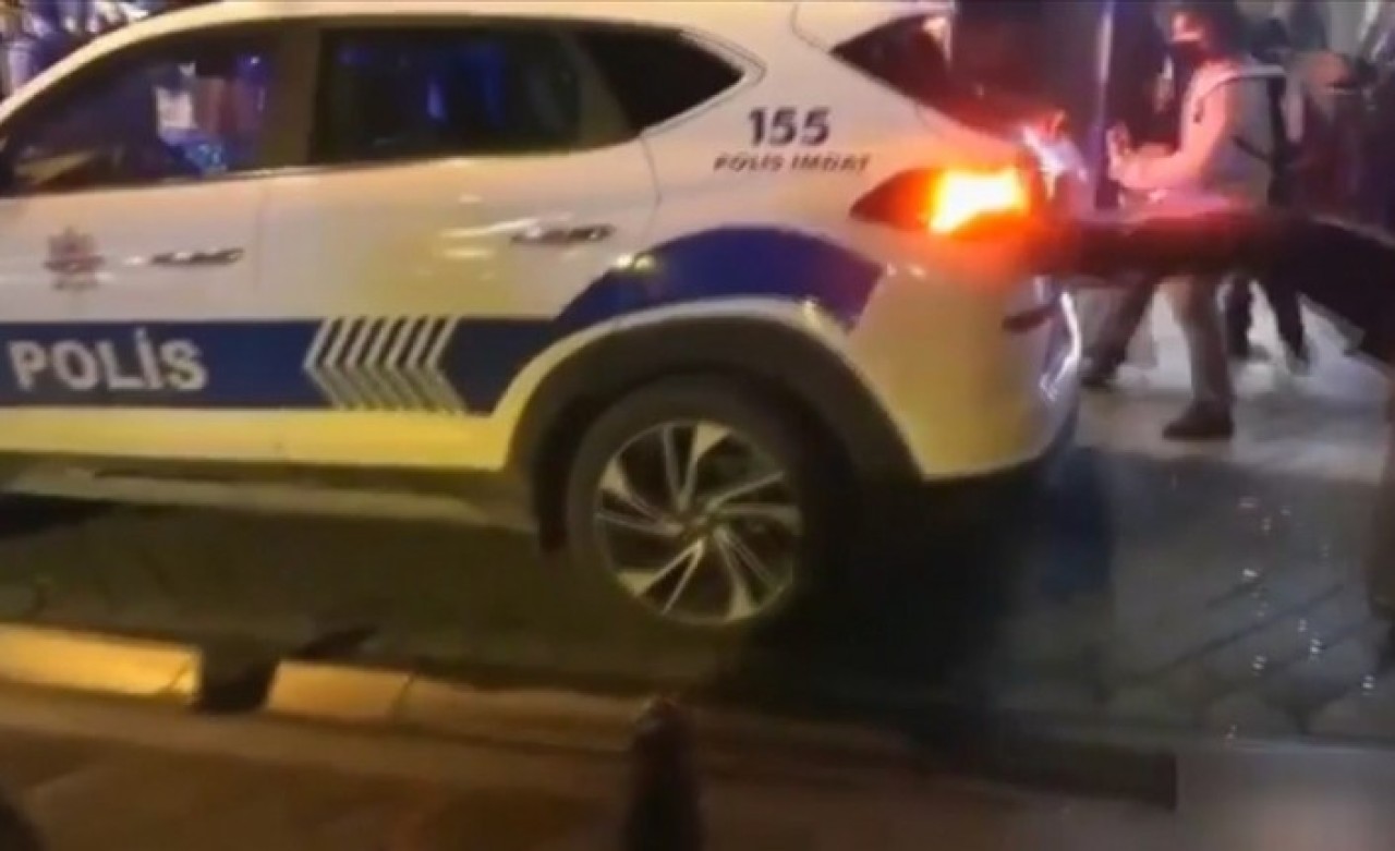 Kadıköy'de polis aracına zarar veren ve güvenlik güçlerine saldırılarda bulunan 5 zanlı yakalandı