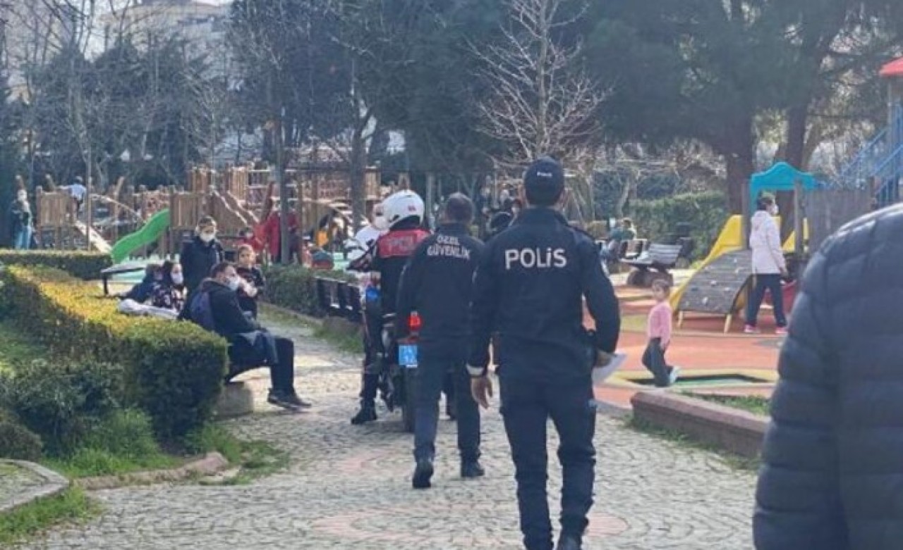 Kadıköy'de kısıtlamada parka gidenlere büyük şok!