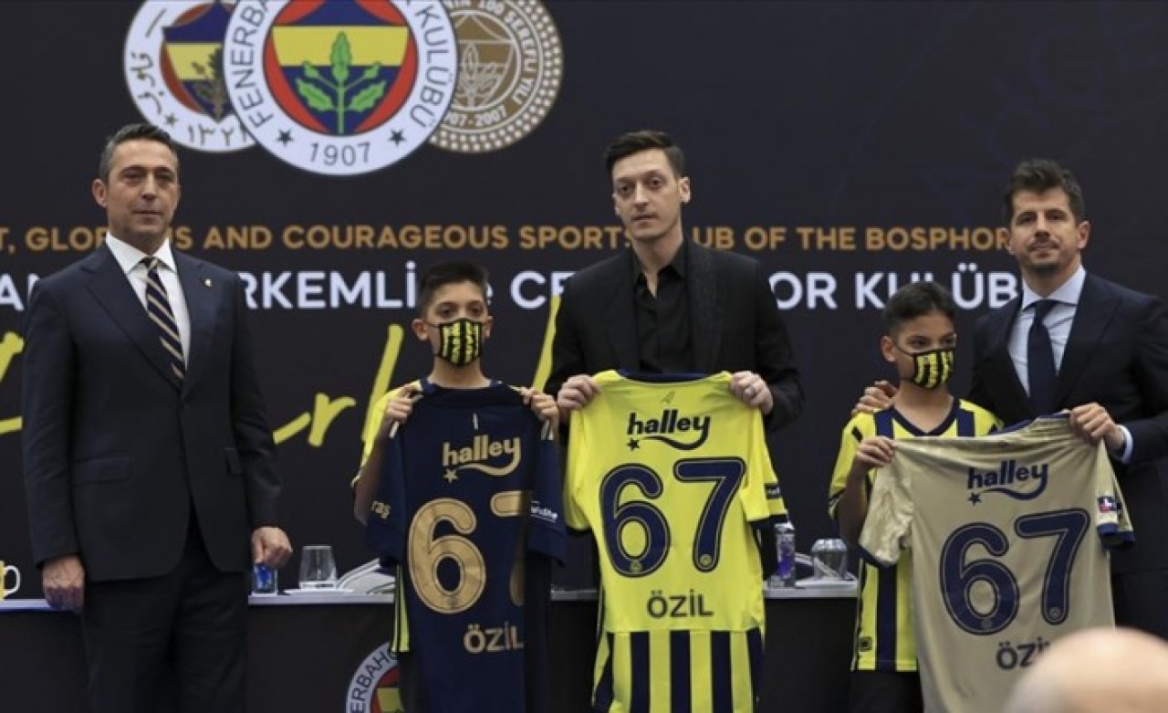 Mesut Özil imzalı çubuklu forma rekor kırdı