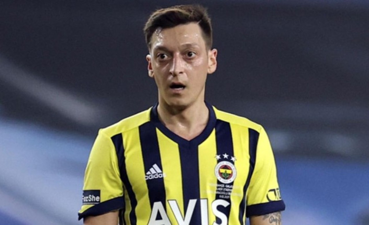 Mesut Özil İstiklal Marşı sırasındaki tavrı nedeniyle sosyal medyada linç yedi!