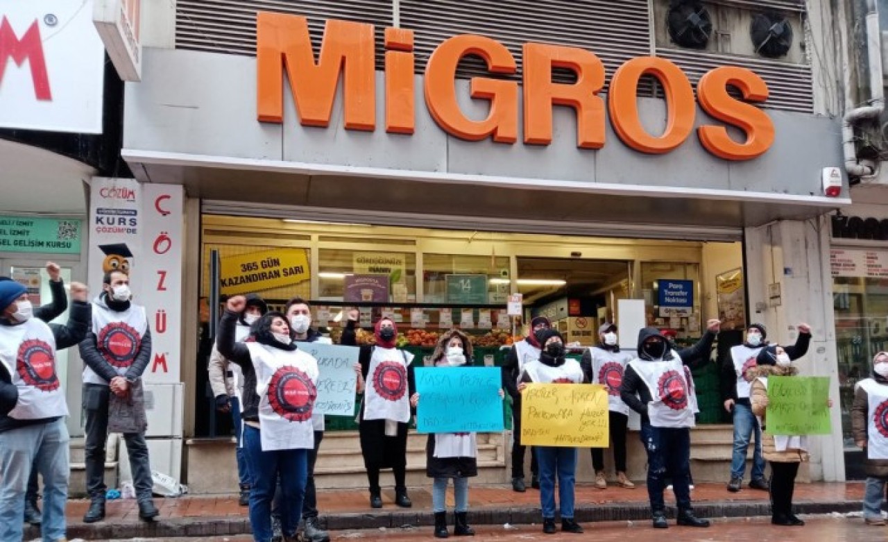 Migros çalışanları kasa kilitledi: Gecemizi gündüzümüze kattık,  hakkımızı istiyoruz!