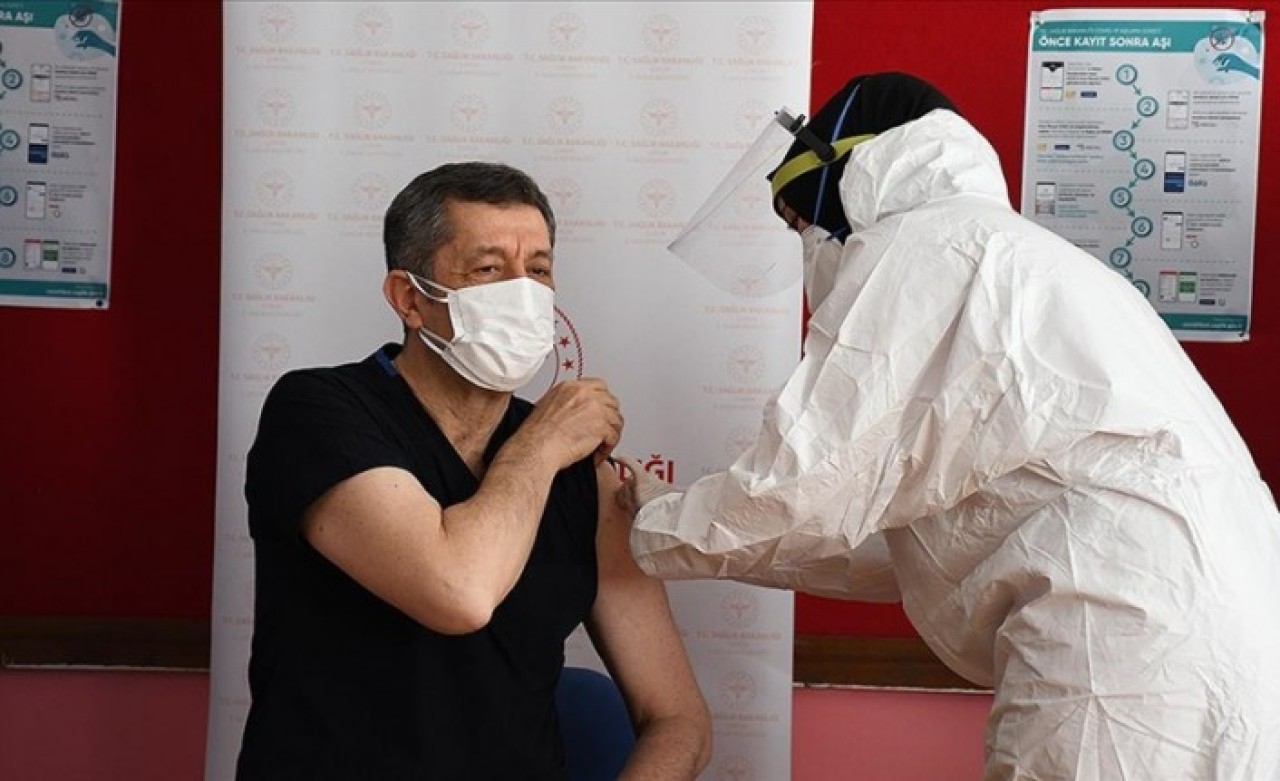 Öğretmenlere aşılama başladı: Milli Eğitim Bakanı Selçuk ilk doz aşısını oldu
