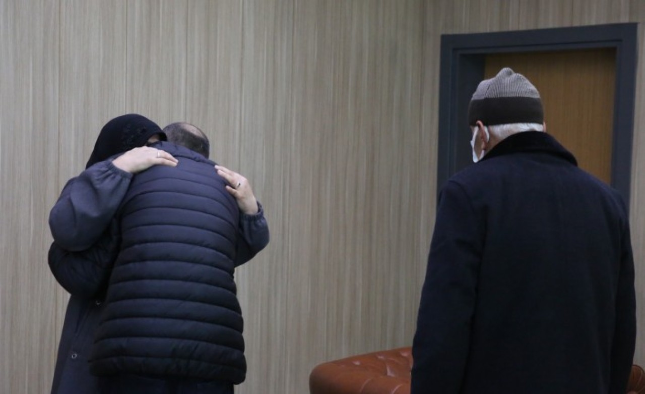 Polisin ikna ettiği terörist ailesiyle buluşturuldu