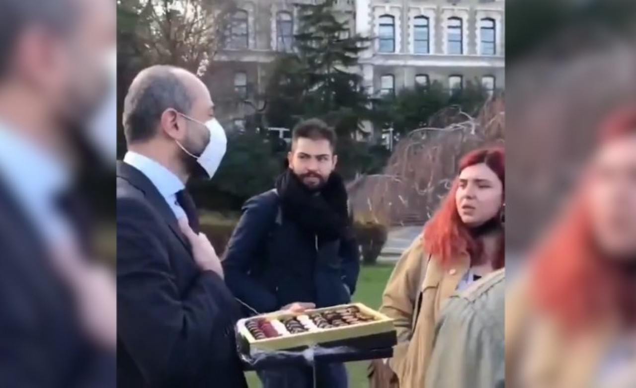 Rektör Melih Bulu'nun çikolata ikramına,  öğrencilerin tepkisi damga vurdu