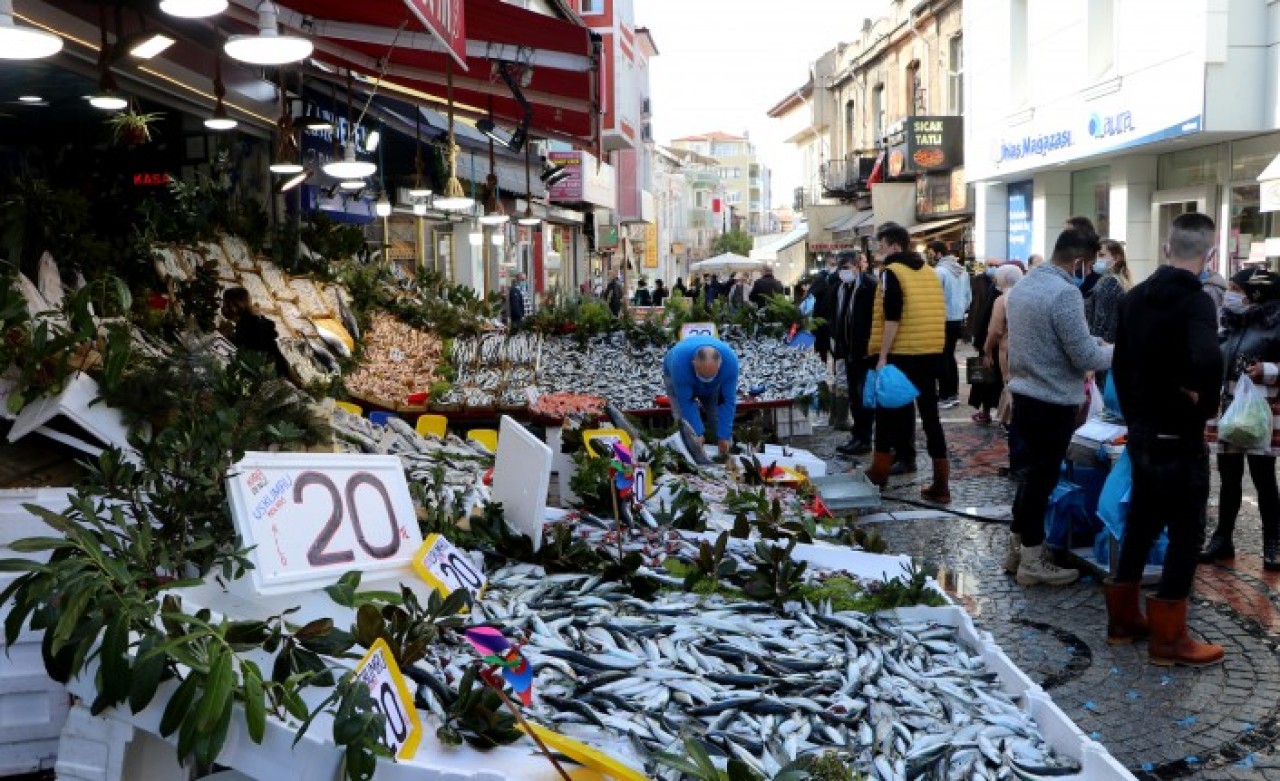 Tezgahta uskumru bolluğu