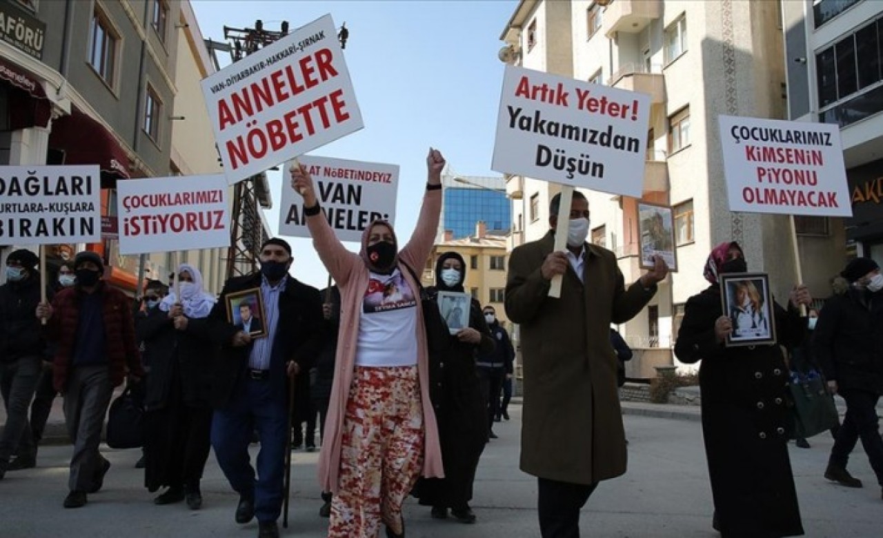 Vanlı aileler çocuklarına kavuşmak için HDP İl Başkanlığı önünde oturma eylemi başlattı