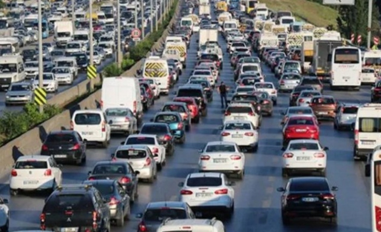 Yasağa saatler kala İstanbul'da trafik yoğunluğu