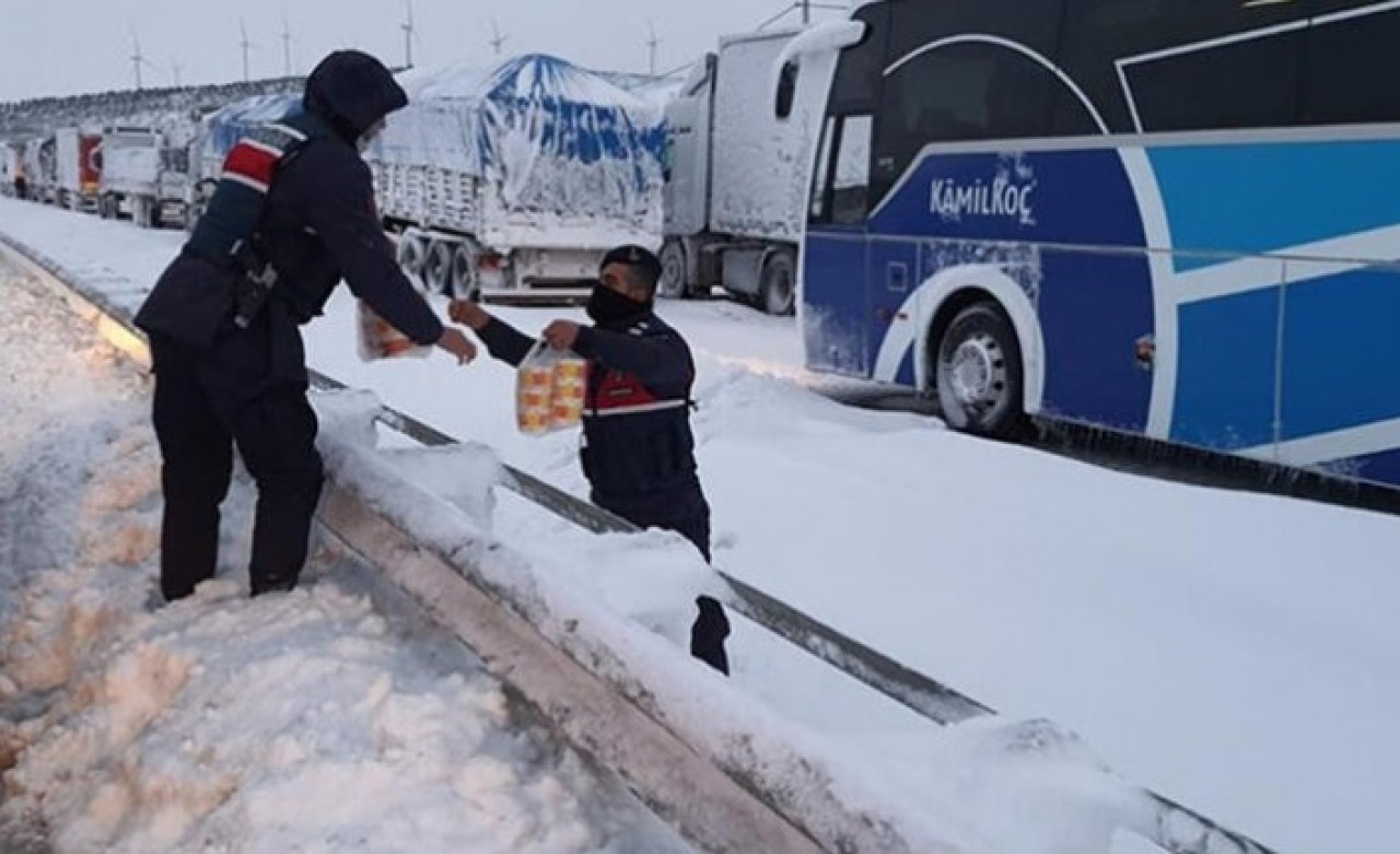 Yollarda kar esareti: Kaymakamlık 15 saattir mahsur kalanlara kumanya dağıttı