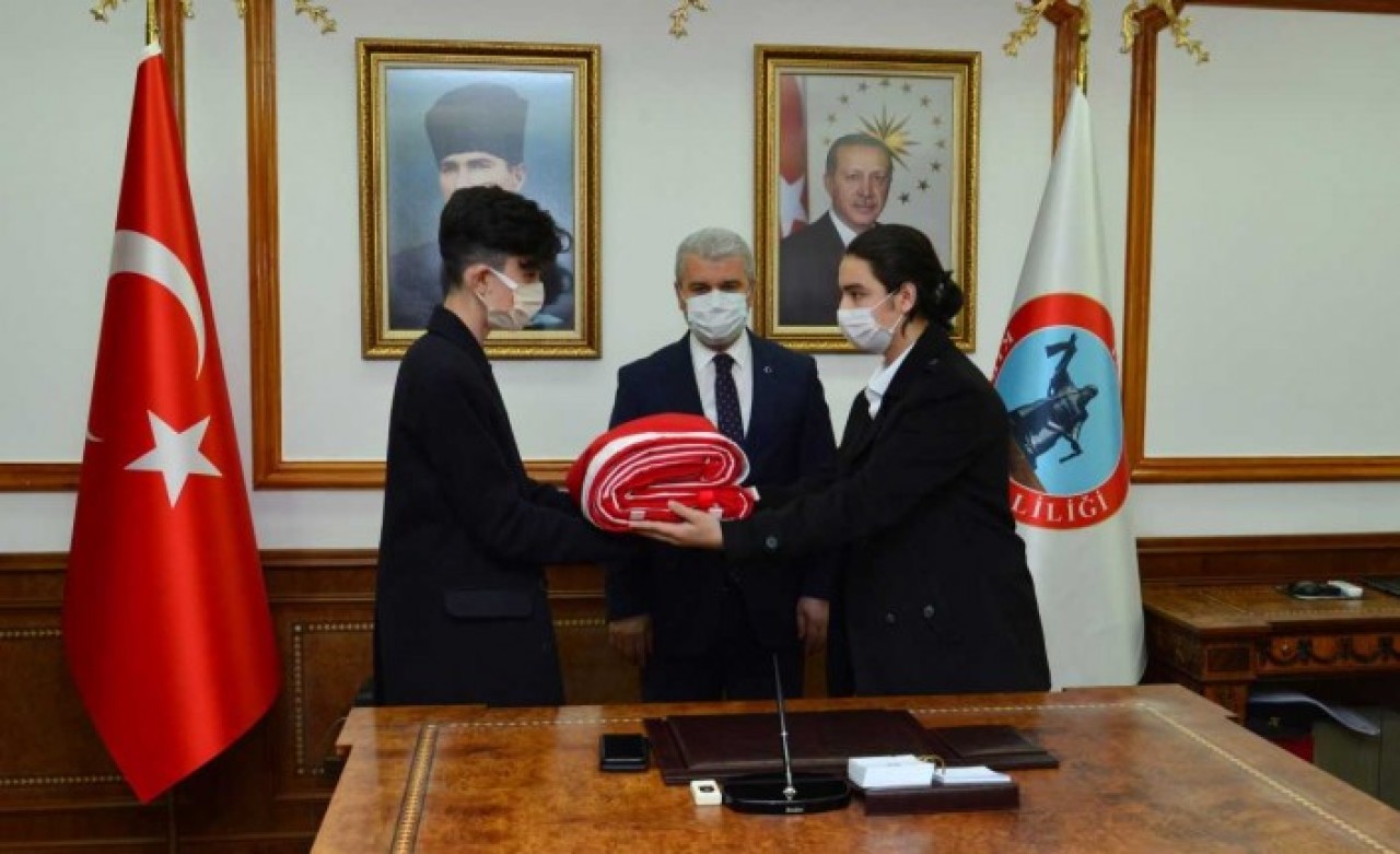 18 Mart'ta Çanakkale'de göndere çekilecek ay yıldızlı bayrak Kırşehir'e ulaştı