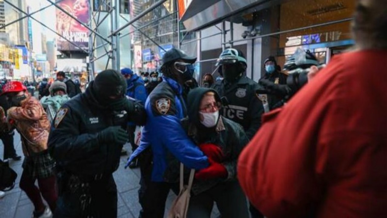 ABD diken üstünde: Trump destekçileri ile karşıtları birbirine girdi!