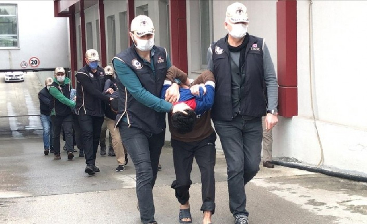 Adana'da 79 mezarı tahrip eden DEAŞ'lı zanlılar adliyede