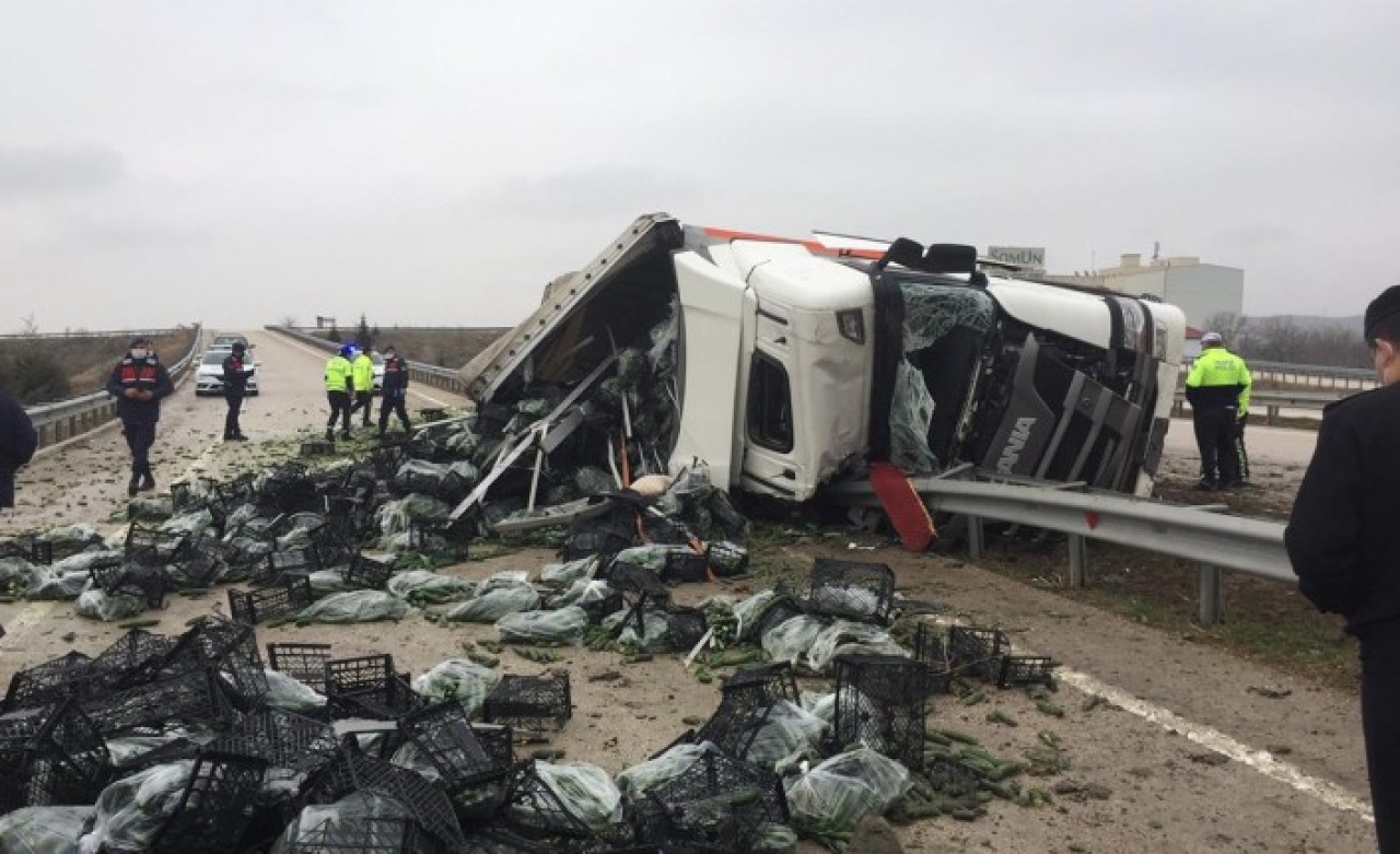 Amasya'da TIR devrildi: Turan Varep ve Yasin Varep öldü