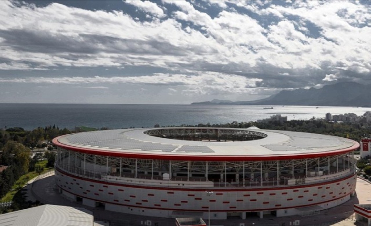 Antalya'nın 'güneş enerjili' stadyumundan 600 hanenin yıllık elektrik ihtiyacı karşılanıyor
