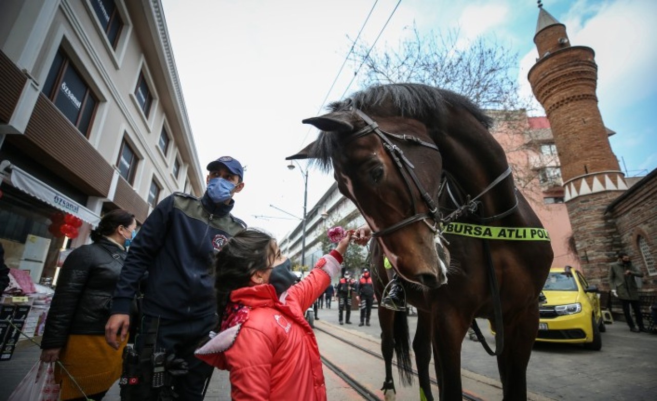 Atlı polis birlikleri kadınlara karanfil dağıttı