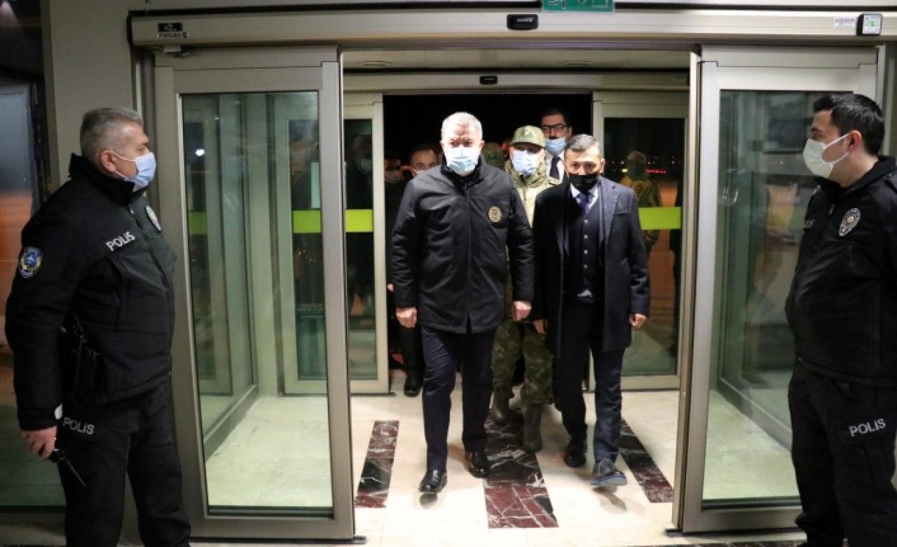 Bakan Akar,  8. Kolordu Komutanlığında bilgi alıyor