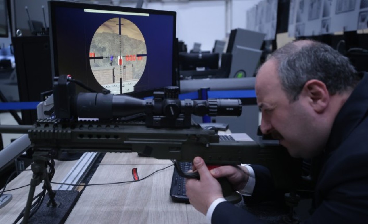 Bakan Varank,  600 metre ile Bakan Akar'ın rekorunu geçti