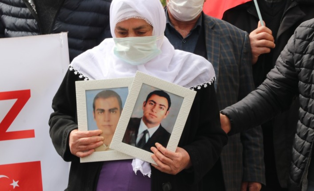 Batmanlı anne iki oğlu için evlat nöbetine katıldı